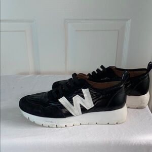 Wonders Women's Black and White Sneakers Made in Spain Memory Gel Size 9